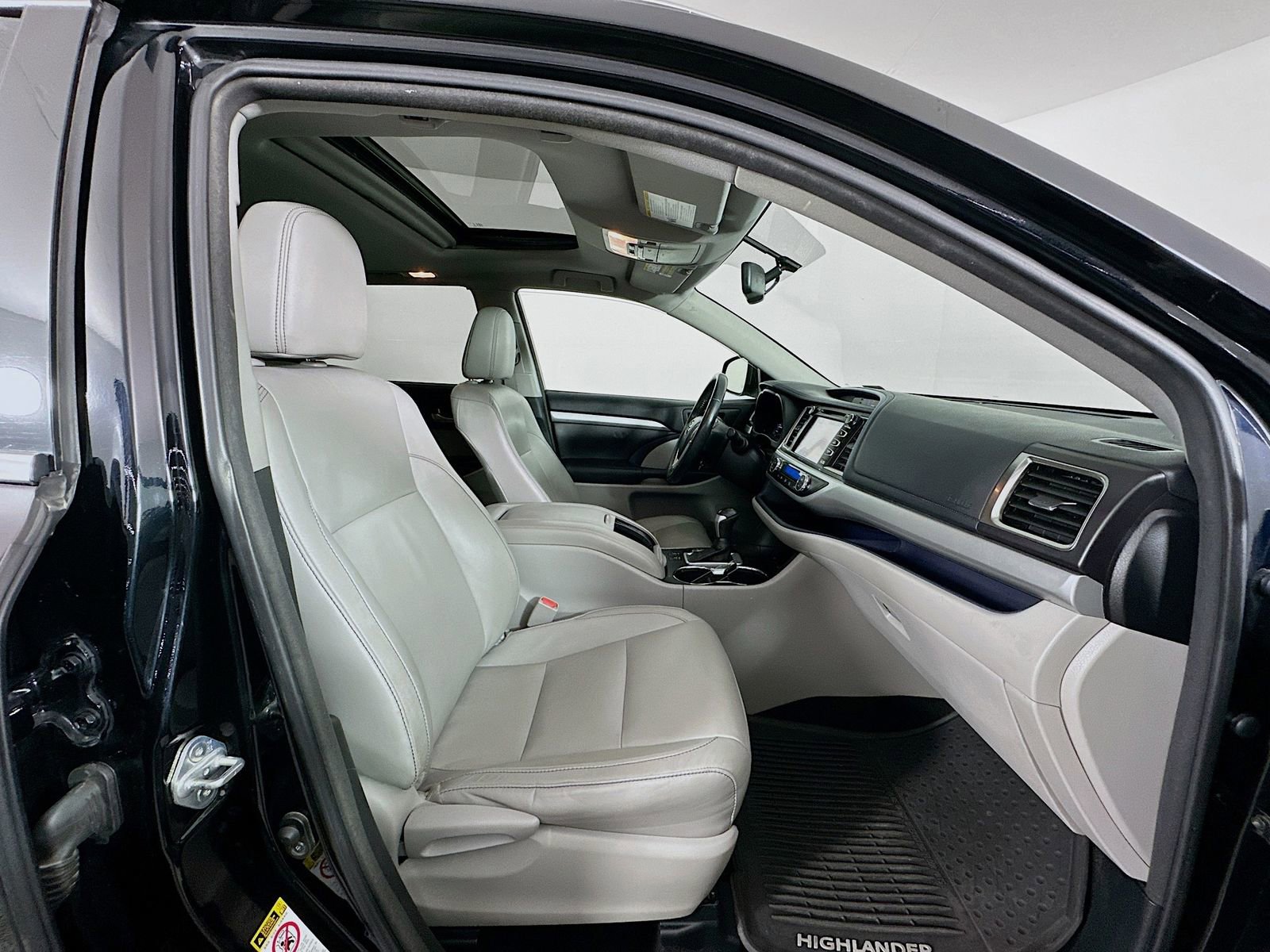 Used 2015 Toyota Highlander XLE image 31