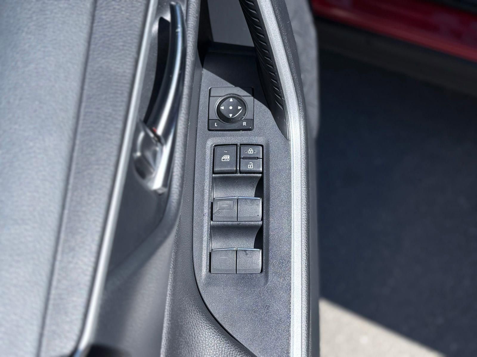 Used 2023 Toyota RAV4 SE w/ Weather & Moonroof Package image 27