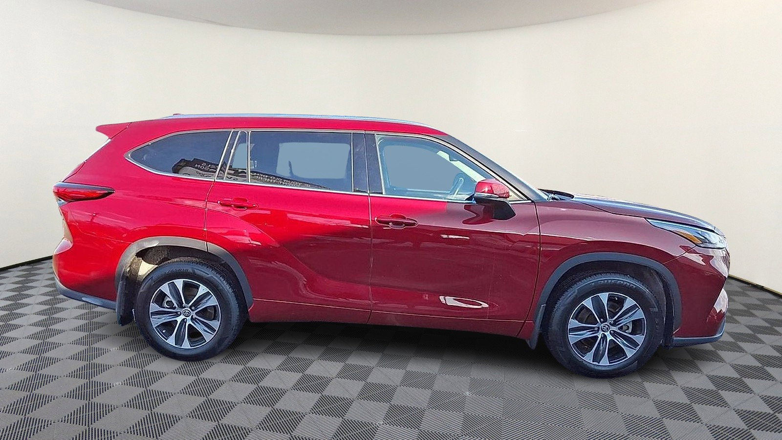 Used 2021 Toyota Highlander XLE image 9