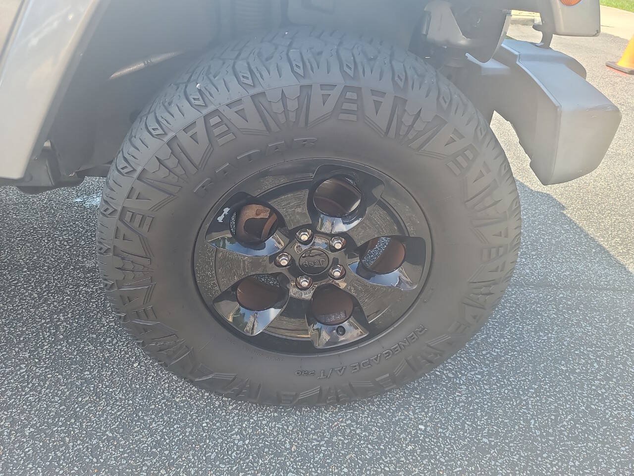 Used 2015 Jeep Wrangler Unlimited Sahara AWD/4WD image 9