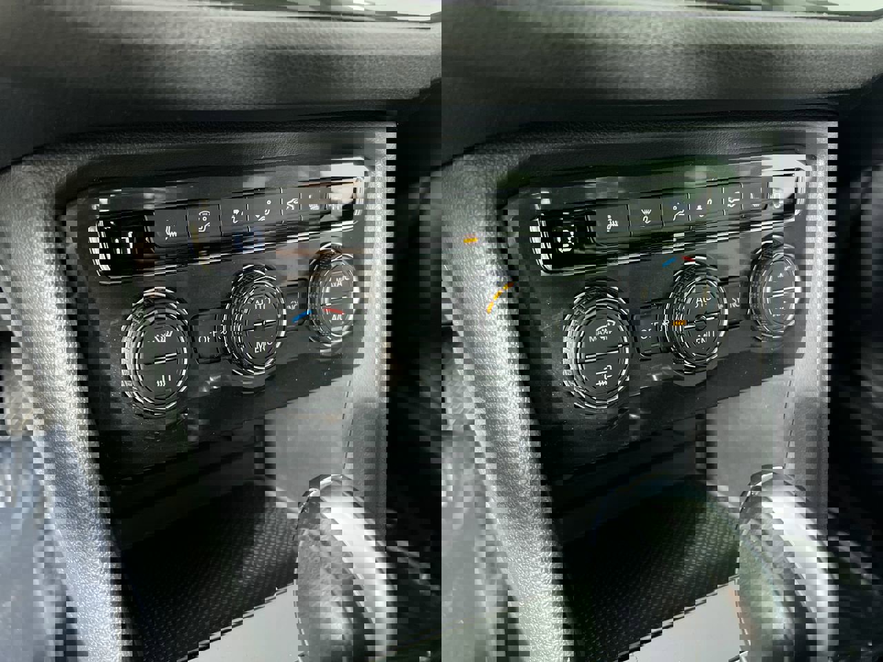 Used 2018 Volkswagen Tiguan SE image 26