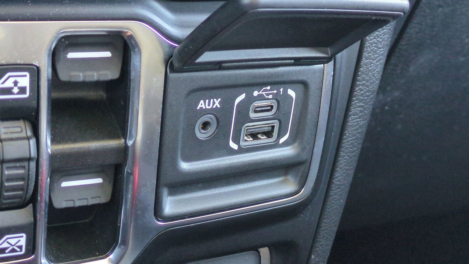 Used 2022 Jeep Wrangler Unlimited Rubicon w/ Dual Top Group image 36