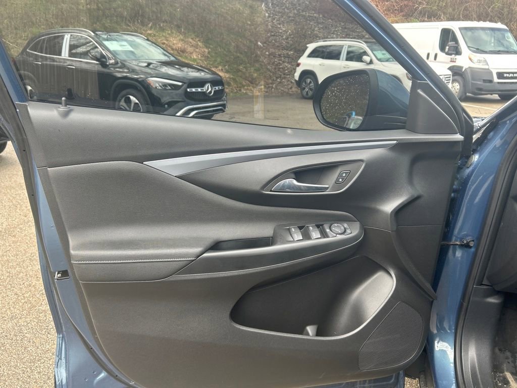 Used 2025 Buick Envista Preferred image 11