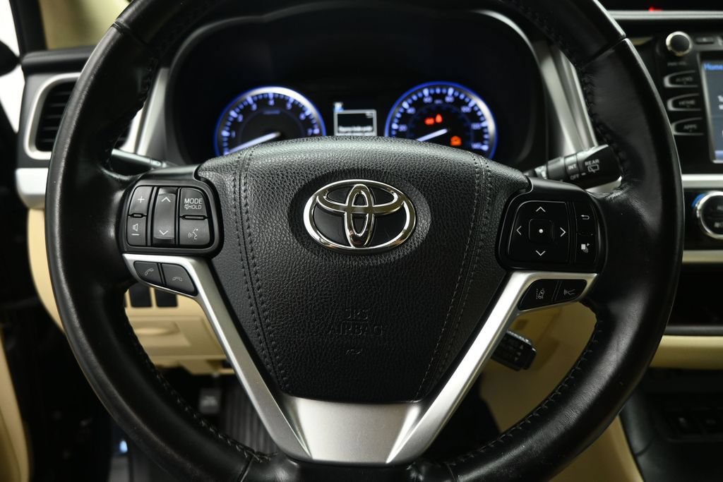 Used 2018 Toyota Highlander XLE AWD/4WD image 11