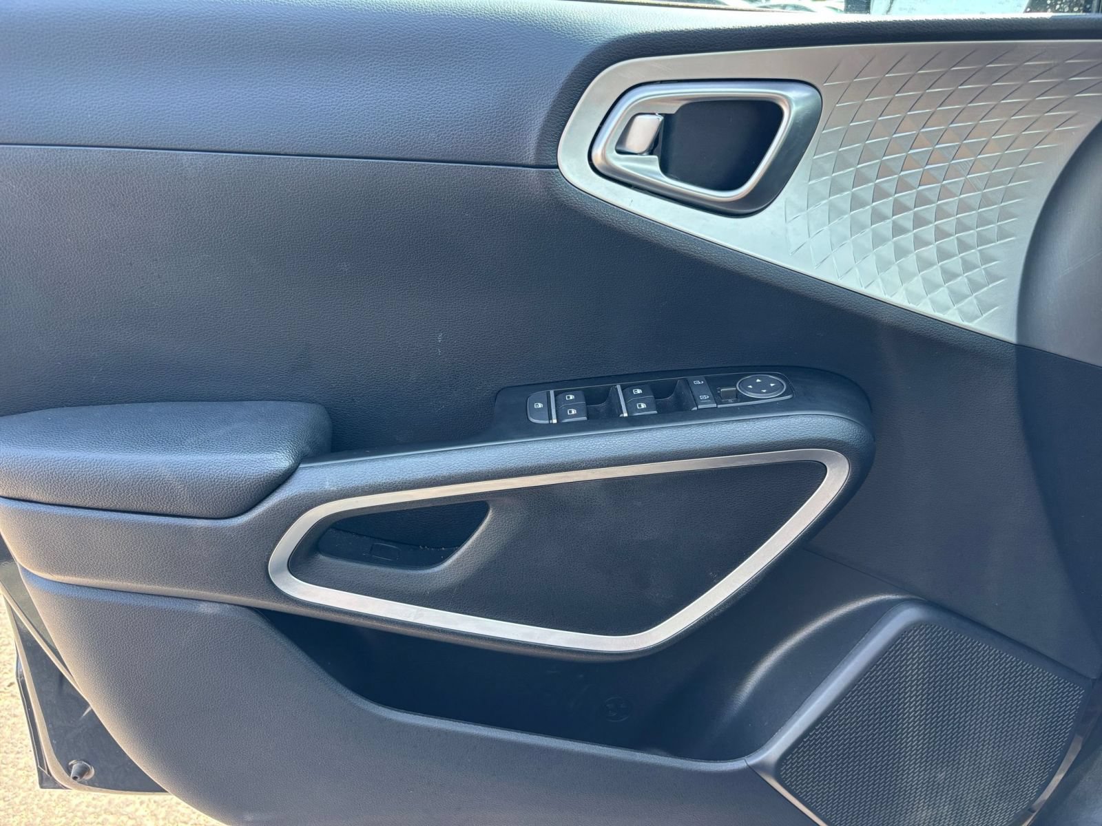Used 2025 Kia Soul LX w/ LX Technology Package FWD image 15