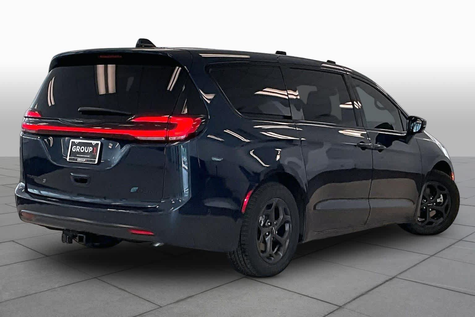 Used 2022 Chrysler Pacifica Touring-L w/ Uconnect Theater Family Group FWD image 12