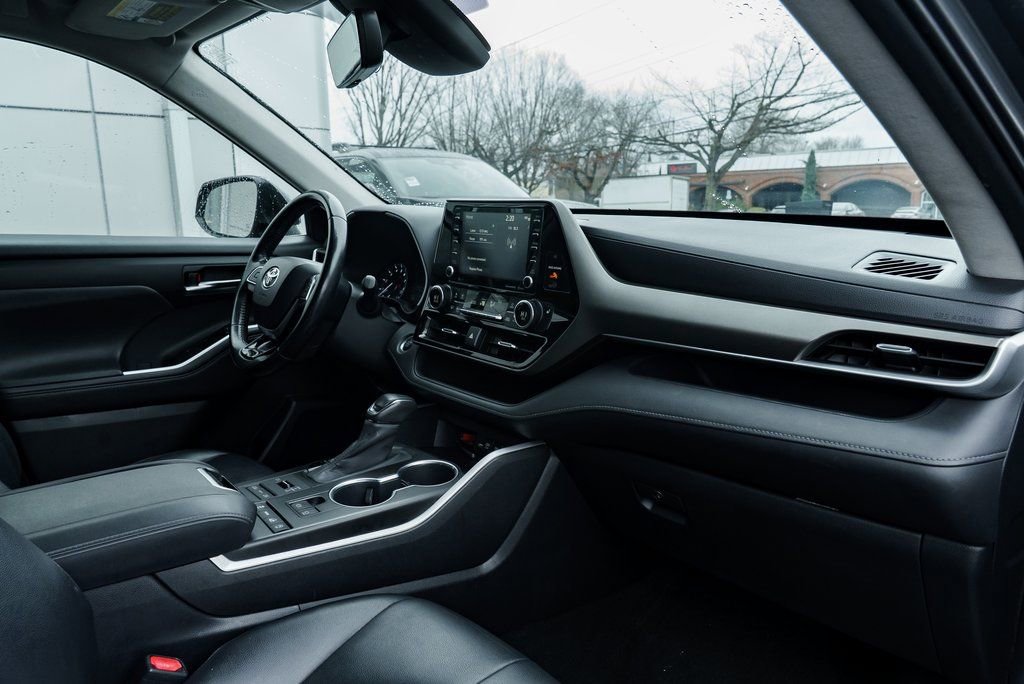 Used 2020 Toyota Highlander XLE image 27
