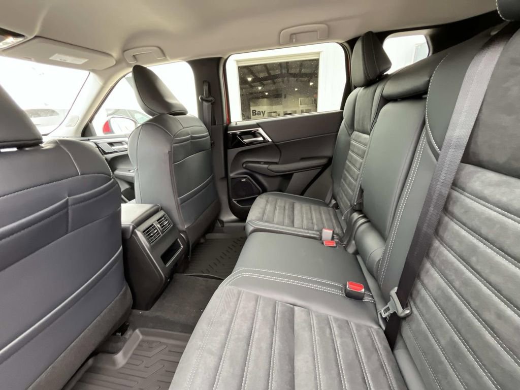 New 2026 Mitsubishi Outlander SE image 13