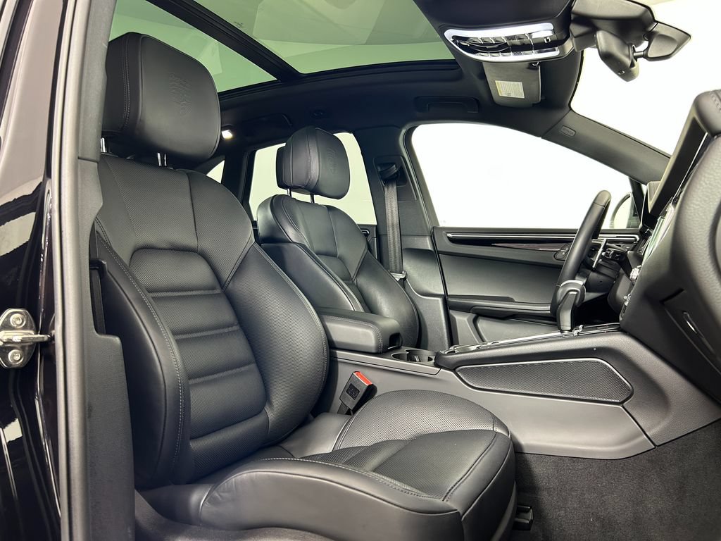 Certified 2025 Porsche Macan AWD/4WD image 22