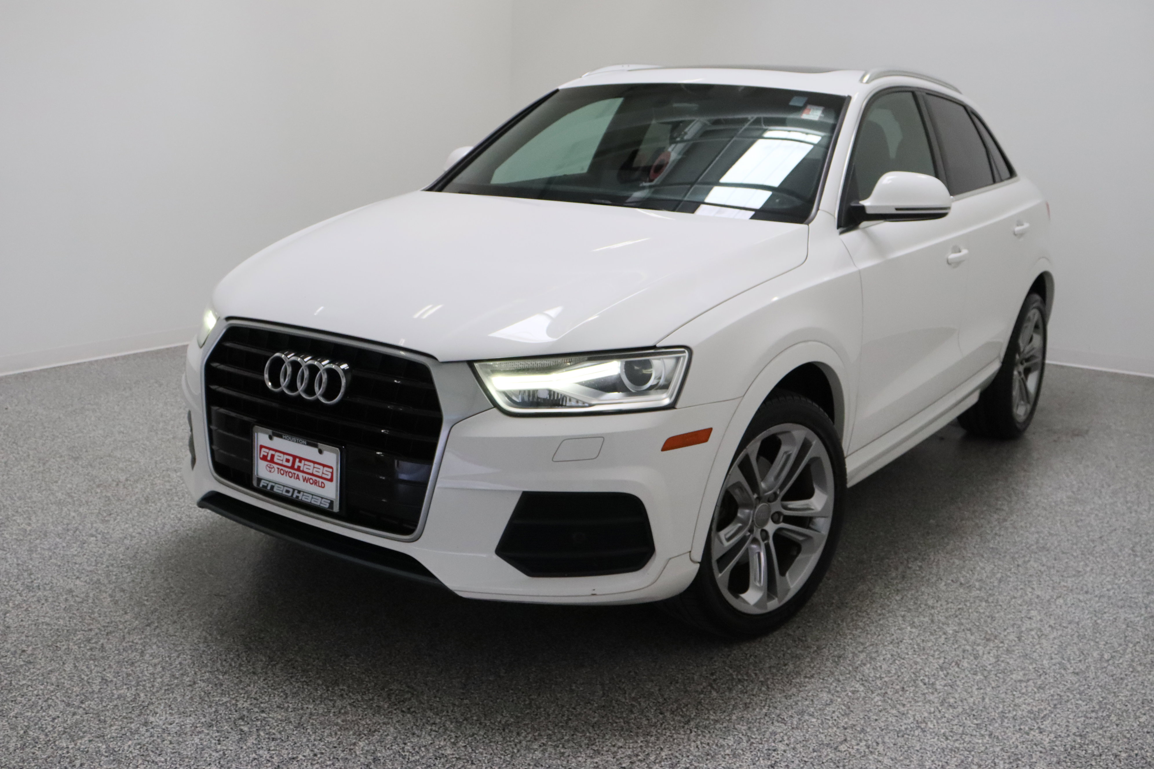 Used 2017 Audi Q3 2.0T Premium Plus w/ Premium Plus Package FWD image 2