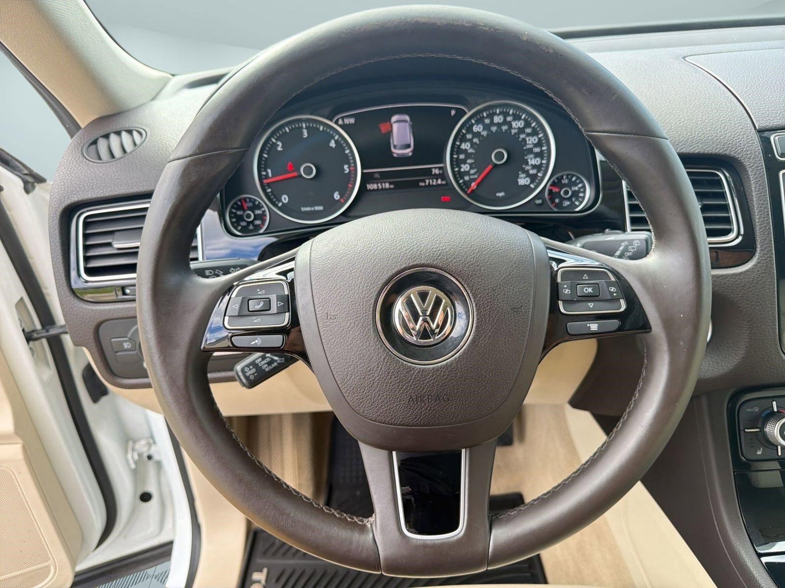 Used 2016 Volkswagen Touareg Sport AWD/4WD image 16