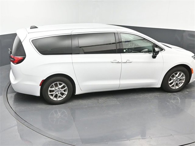 Used 2024 Chrysler Pacifica Touring-L image 34