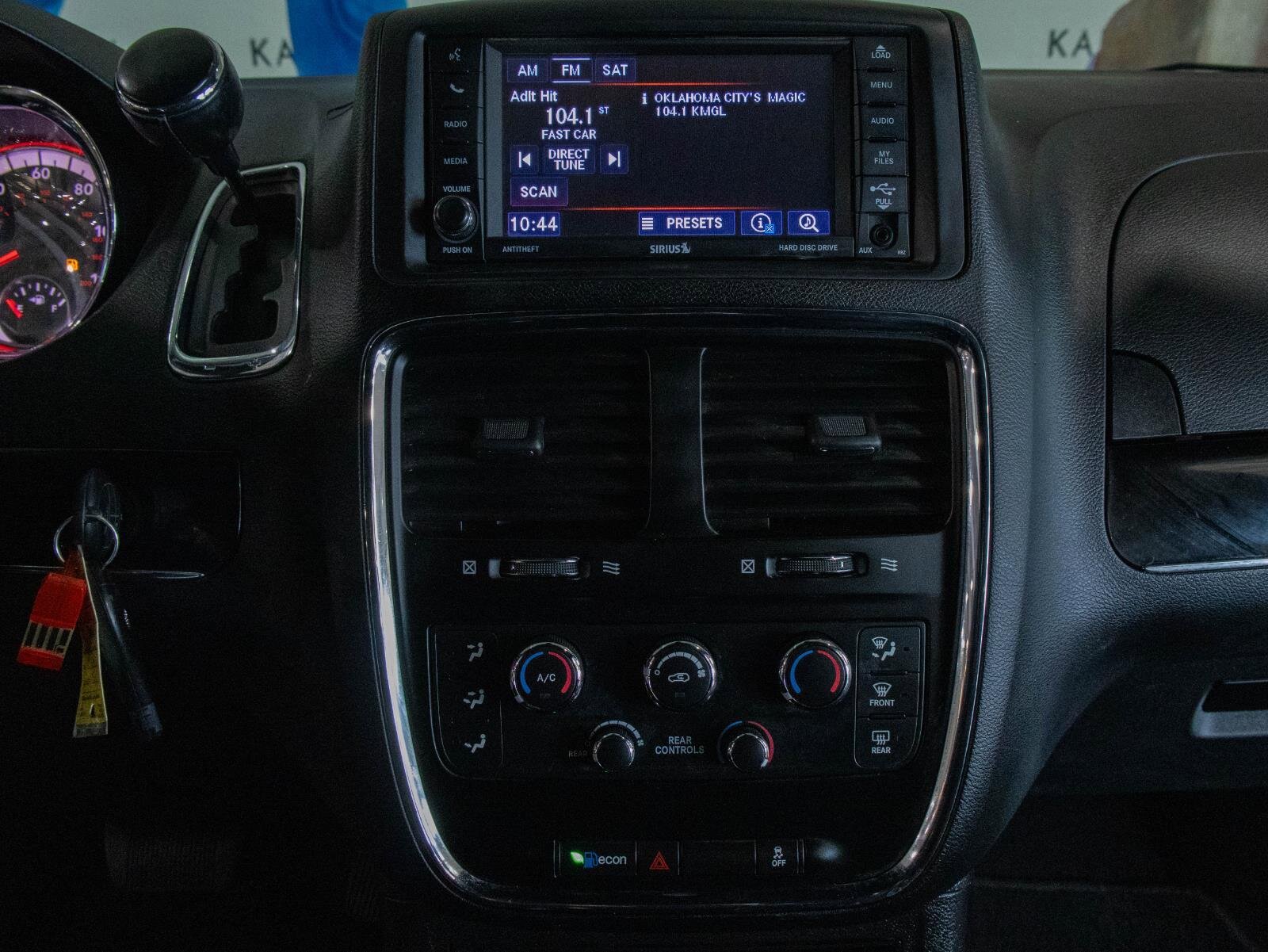Used 2020 Dodge Grand Caravan SE image 4