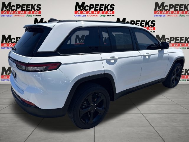Used 2023 Jeep Grand Cherokee Altitude RWD image 5