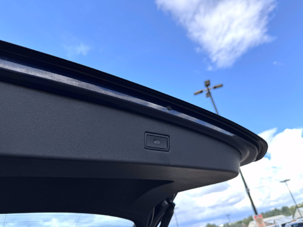 Used 2022 Volkswagen Tiguan SE w/ Panoramic Sunroof Package AWD/4WD image 13