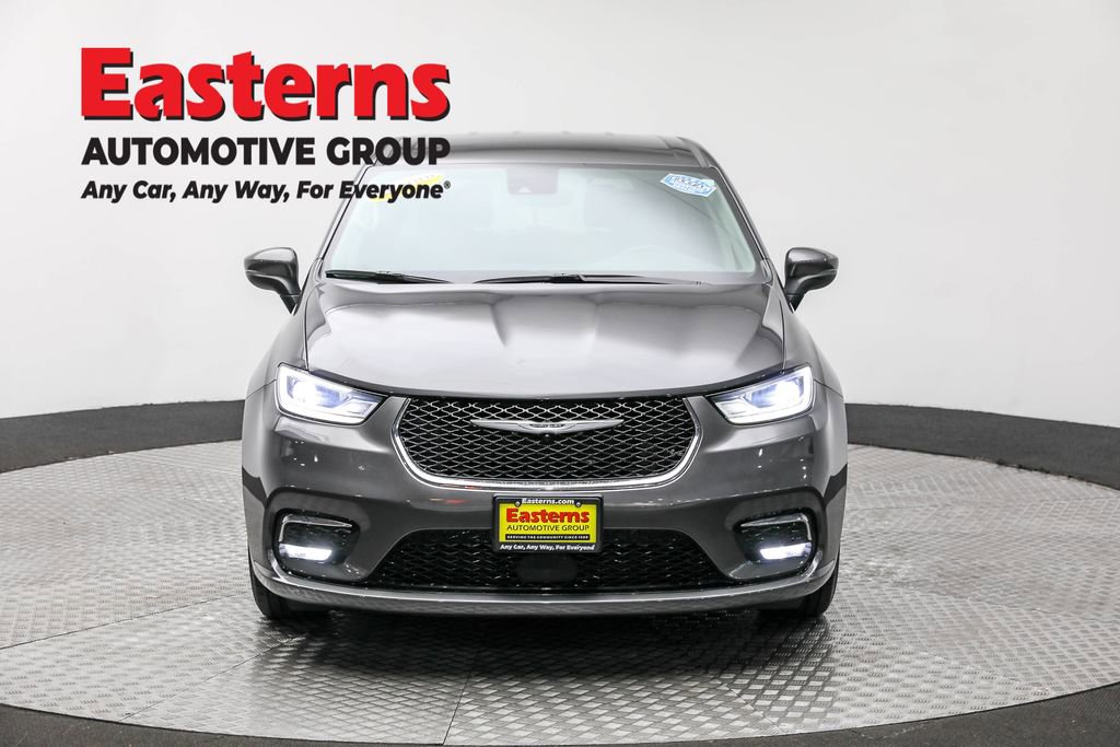 Used 2023 Chrysler Pacifica Touring-L image 2