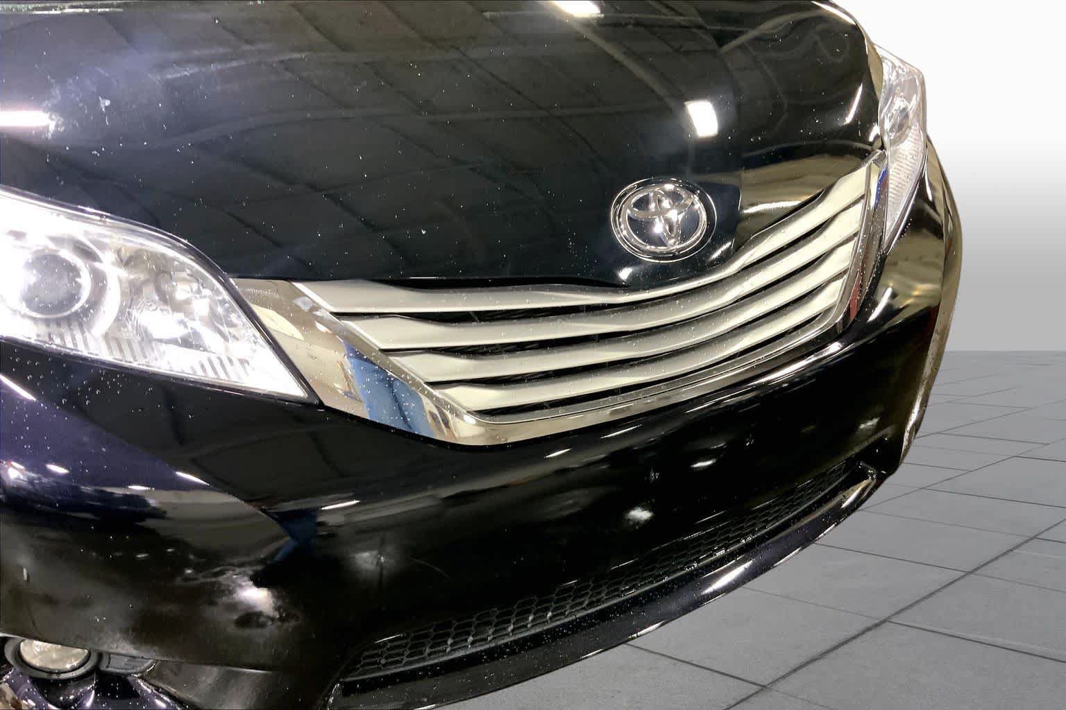 Used 2017 Toyota Sienna XLE FWD image 30
