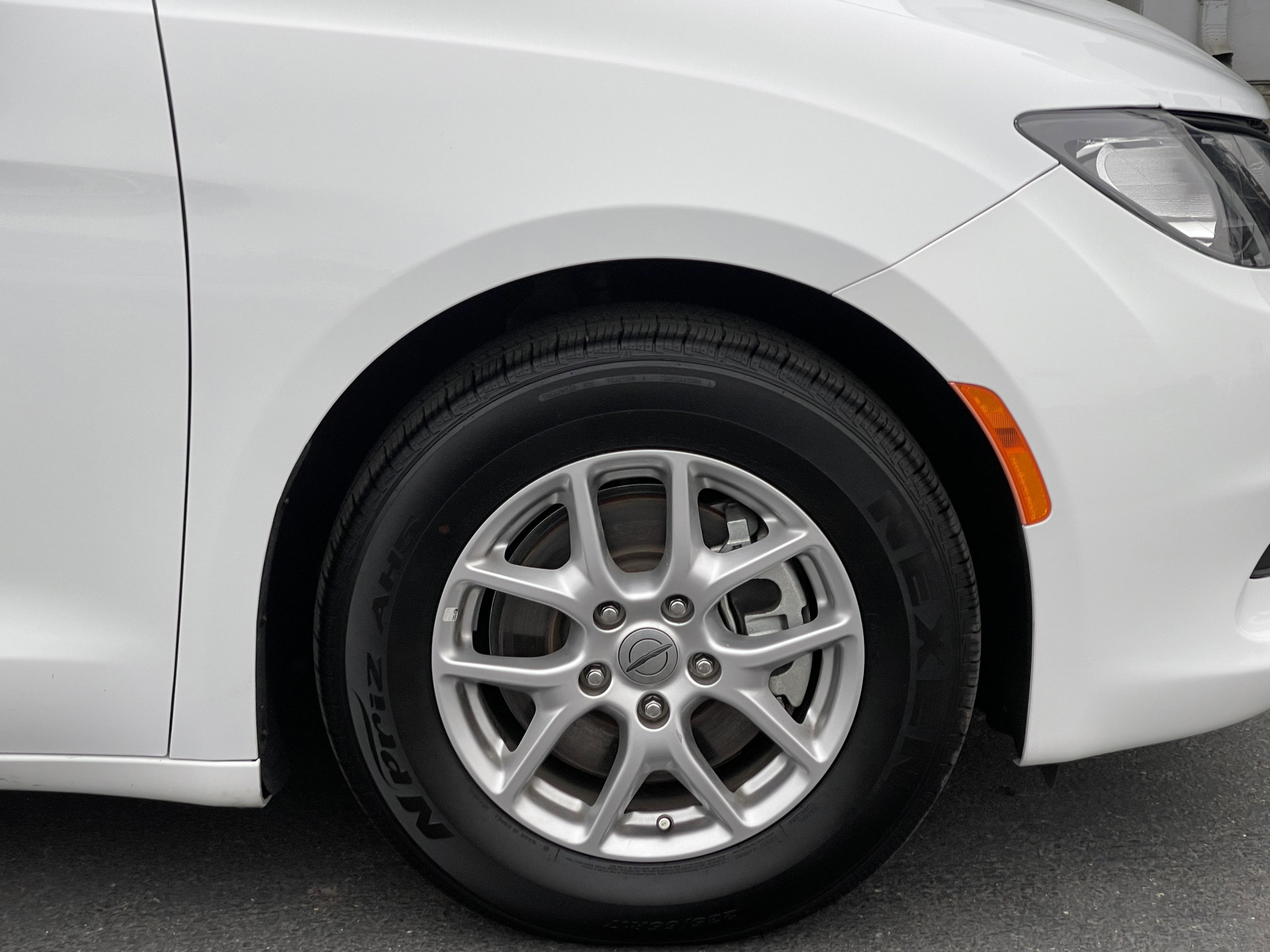 Used 2023 Chrysler Voyager LX image 4