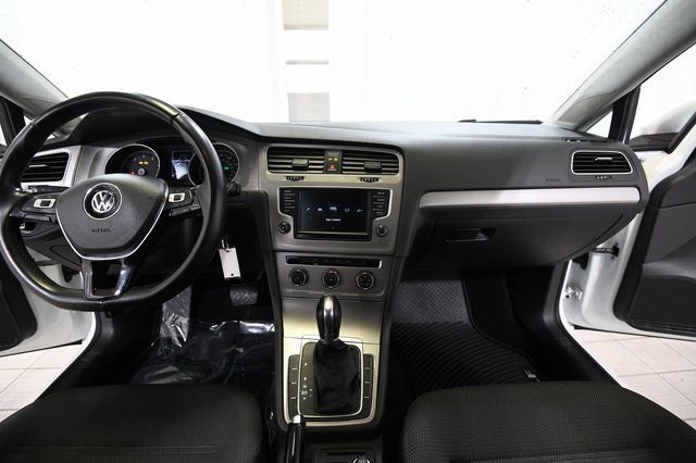 Used 2017 Volkswagen Golf S image 2