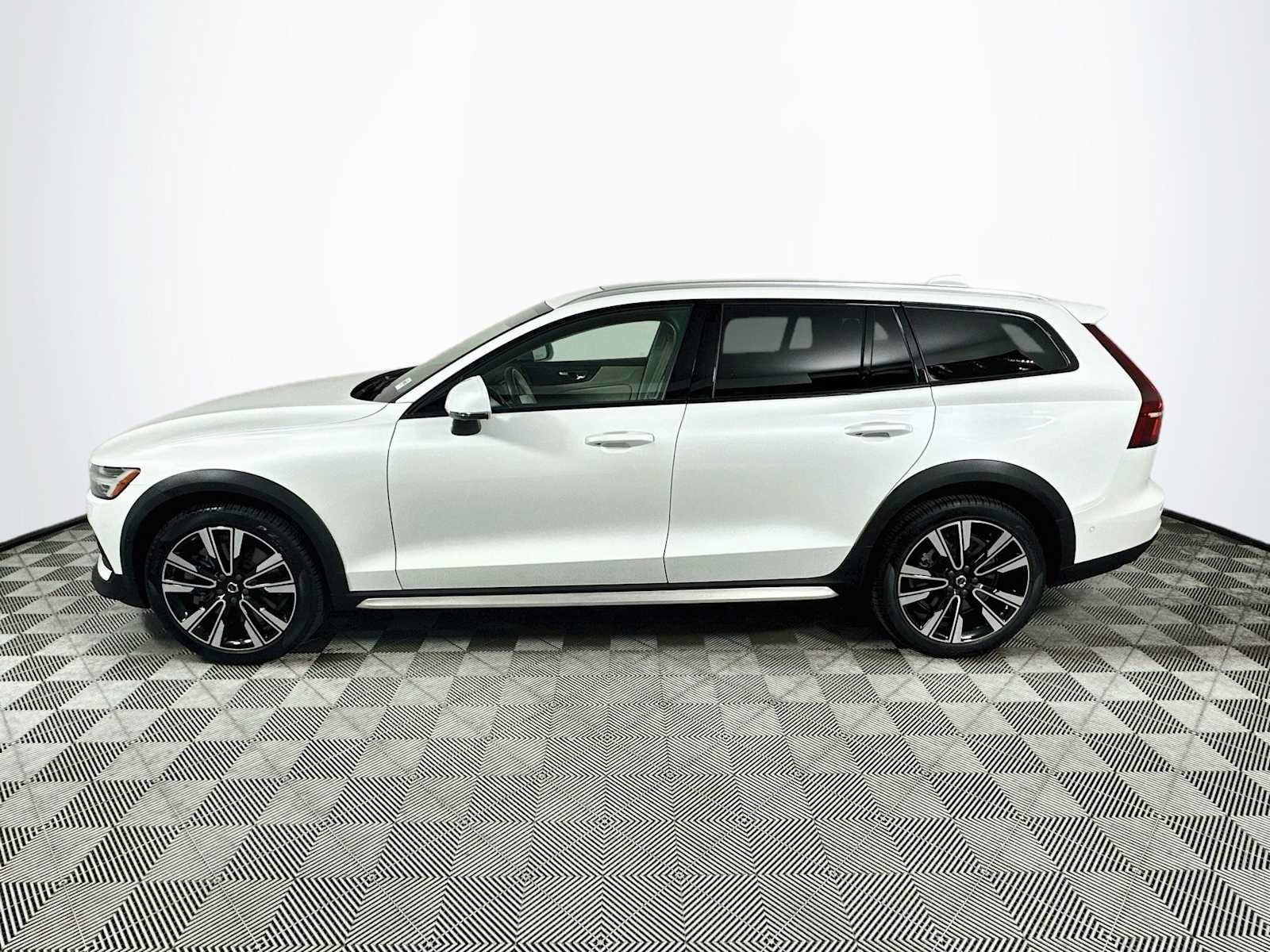 Used 2026 Volvo V60 B5 Cross Country Ultra w/ Climate Package AWD/4WD image 4