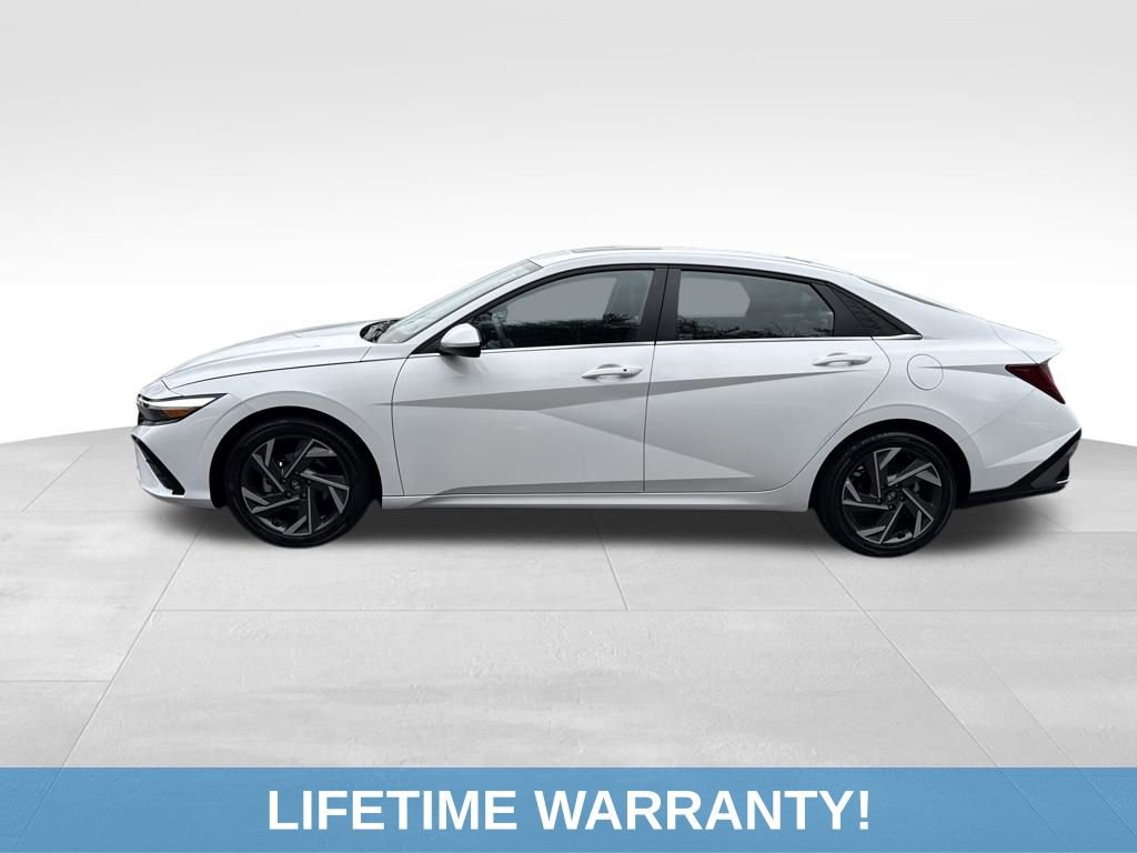 Used 2025 Hyundai Elantra SEL image 3