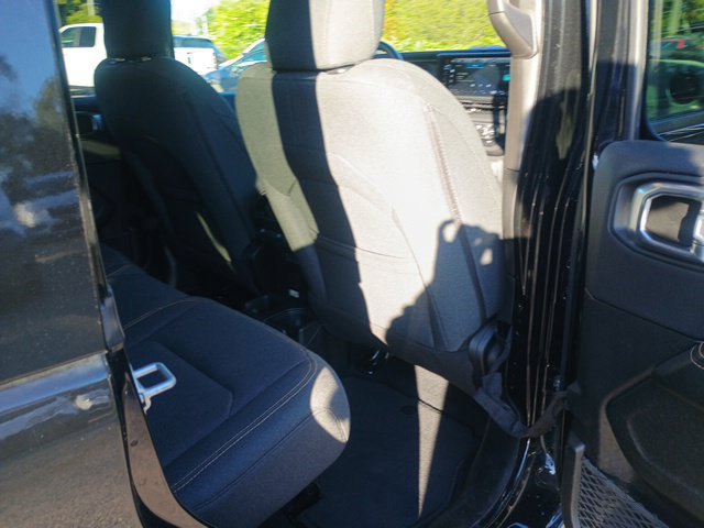 Used 2025 Jeep Wrangler Unlimited Sahara AWD/4WD image 16