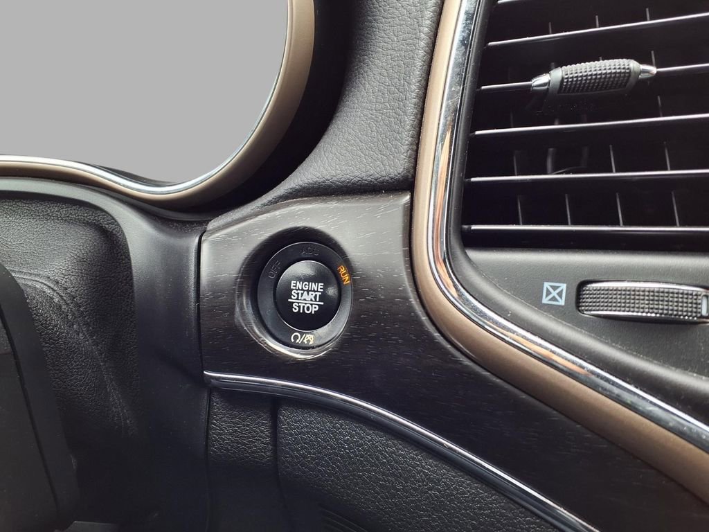 Used 2017 Jeep Grand Cherokee Limited image 8