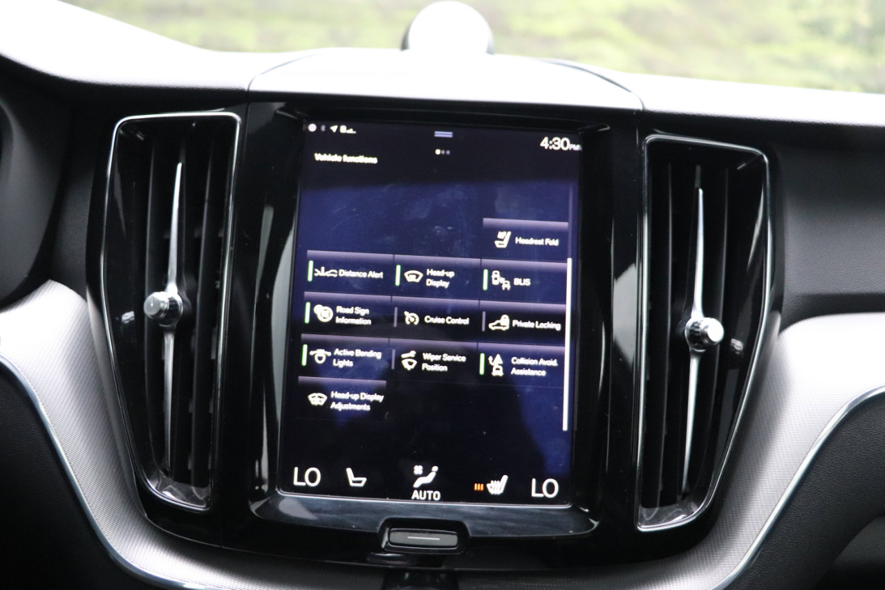 Used 2018 Volvo XC60 T8 R-Design w/ Convenience Package image 23