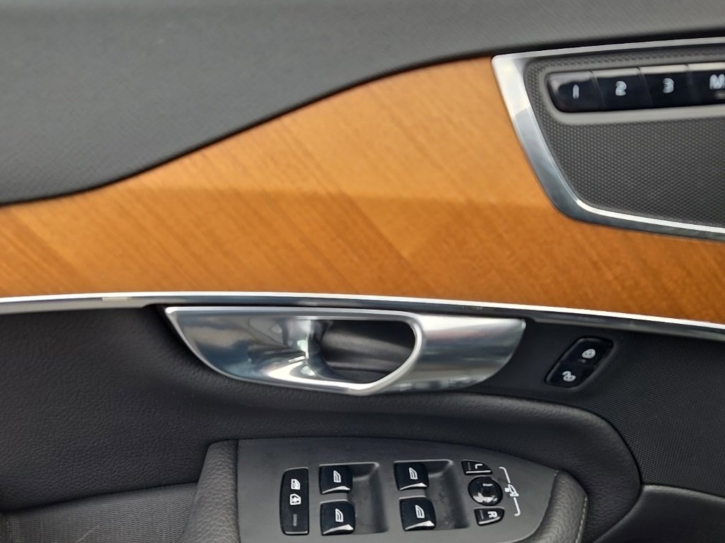 Used 2021 Volvo XC90 T6 Momentum w/ Climate Package image 15