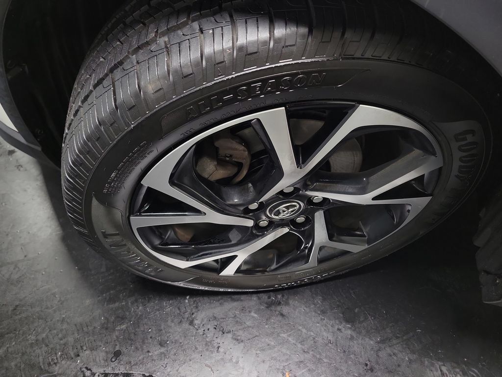 Used 2019 Toyota C-HR XLE FWD image 13