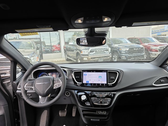 Used 2025 Chrysler Pacifica Select FWD image 4