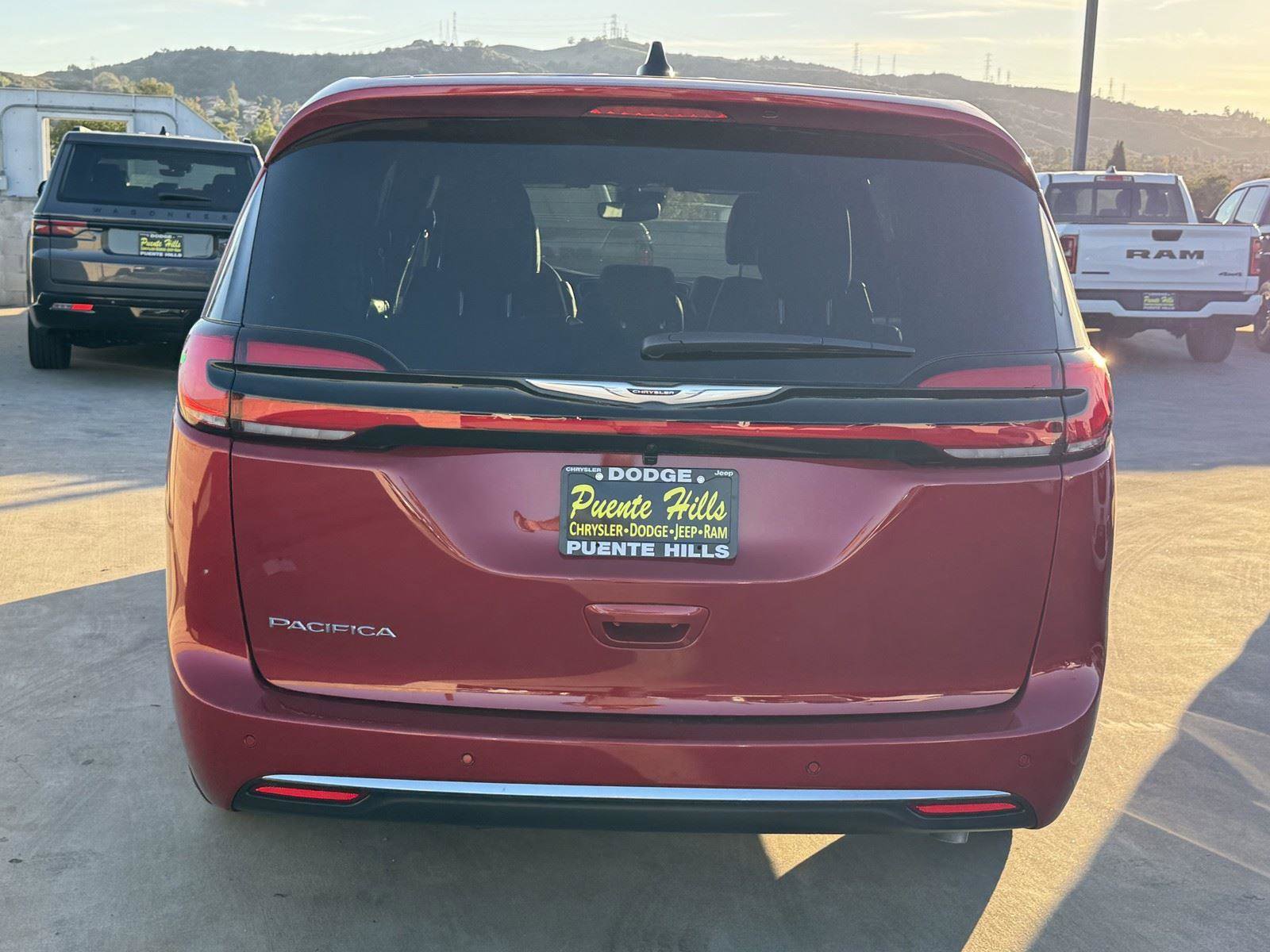 New 2026 Chrysler Pacifica Select FWD image 4