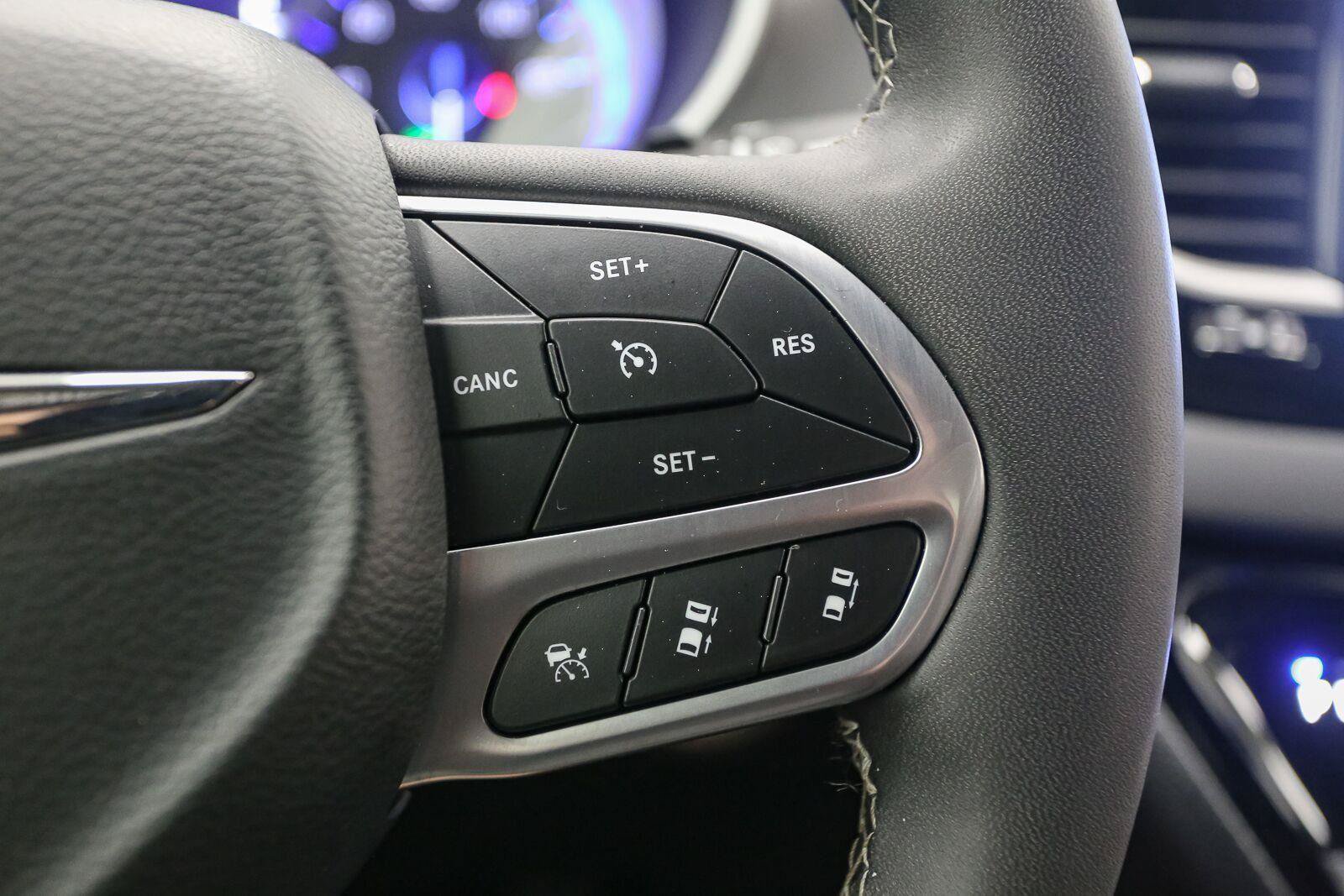 Used 2025 Chrysler Pacifica Select FWD image 37