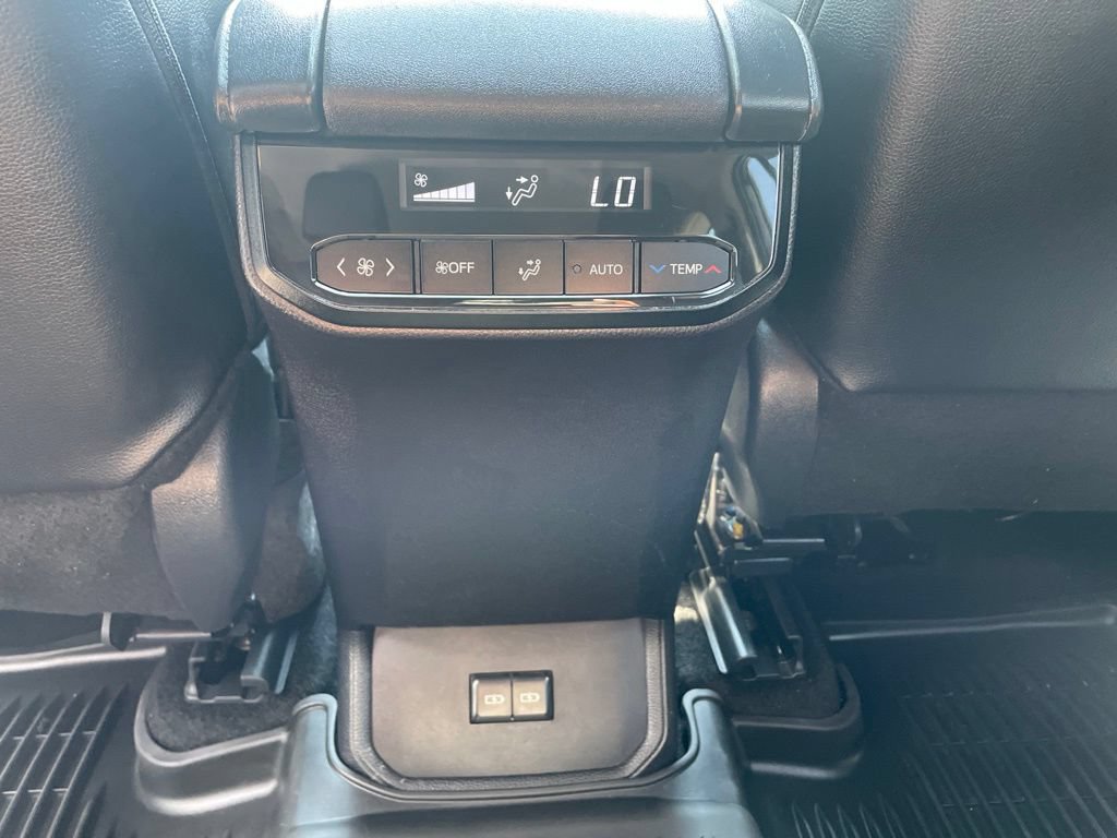 Used 2025 Toyota Highlander XLE AWD/4WD image 8