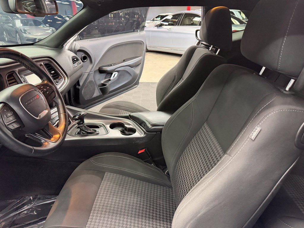 Used 2016 Dodge Challenger SXT RWD image 33