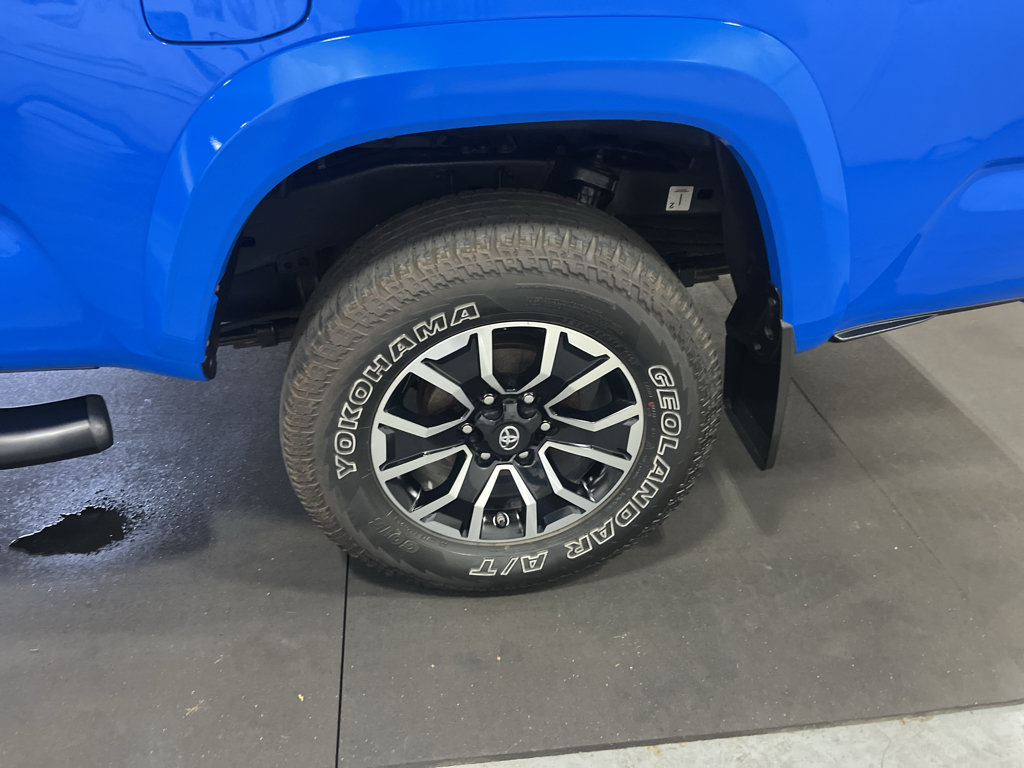 Used 2021 Toyota Tacoma TRD Sport AWD/4WD image 33