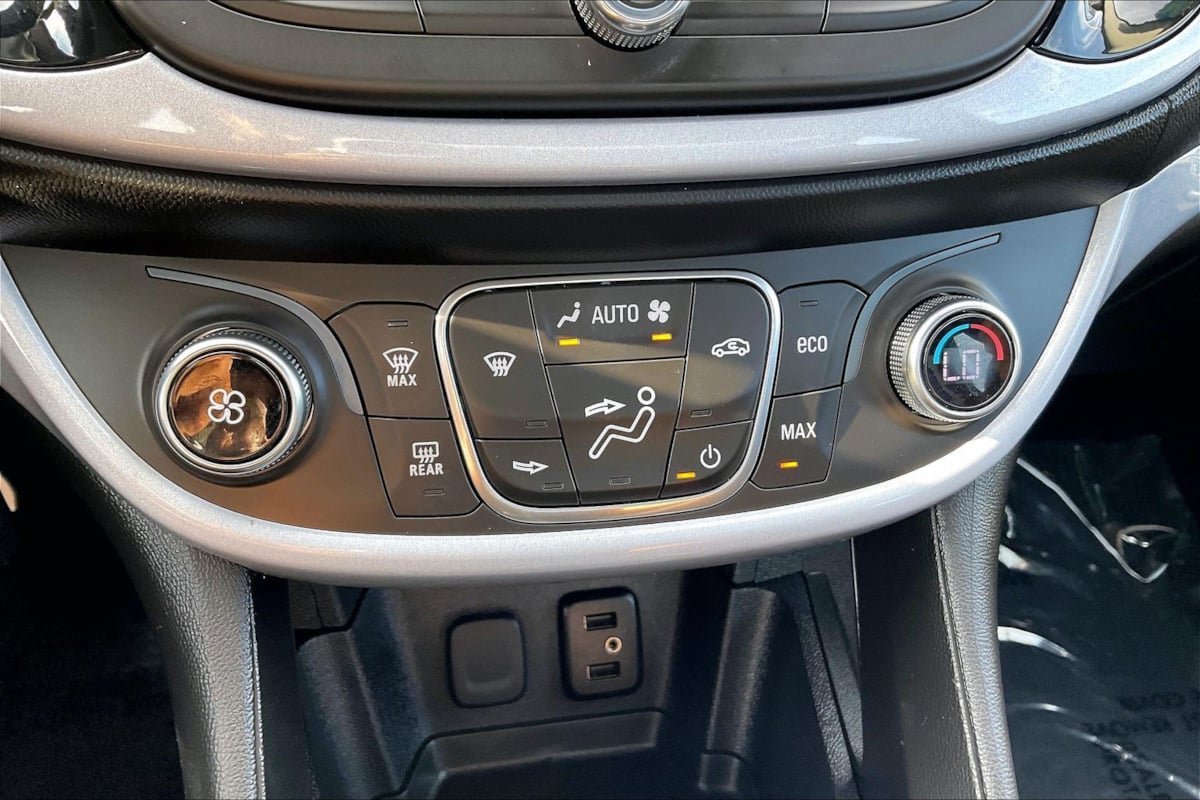 Used 2018 Chevrolet Volt LT FWD image 30