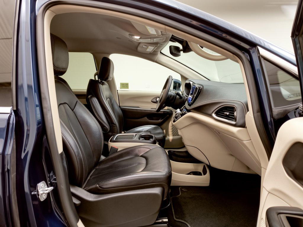 Used 2022 Chrysler Pacifica Touring-L AWD/4WD image 30