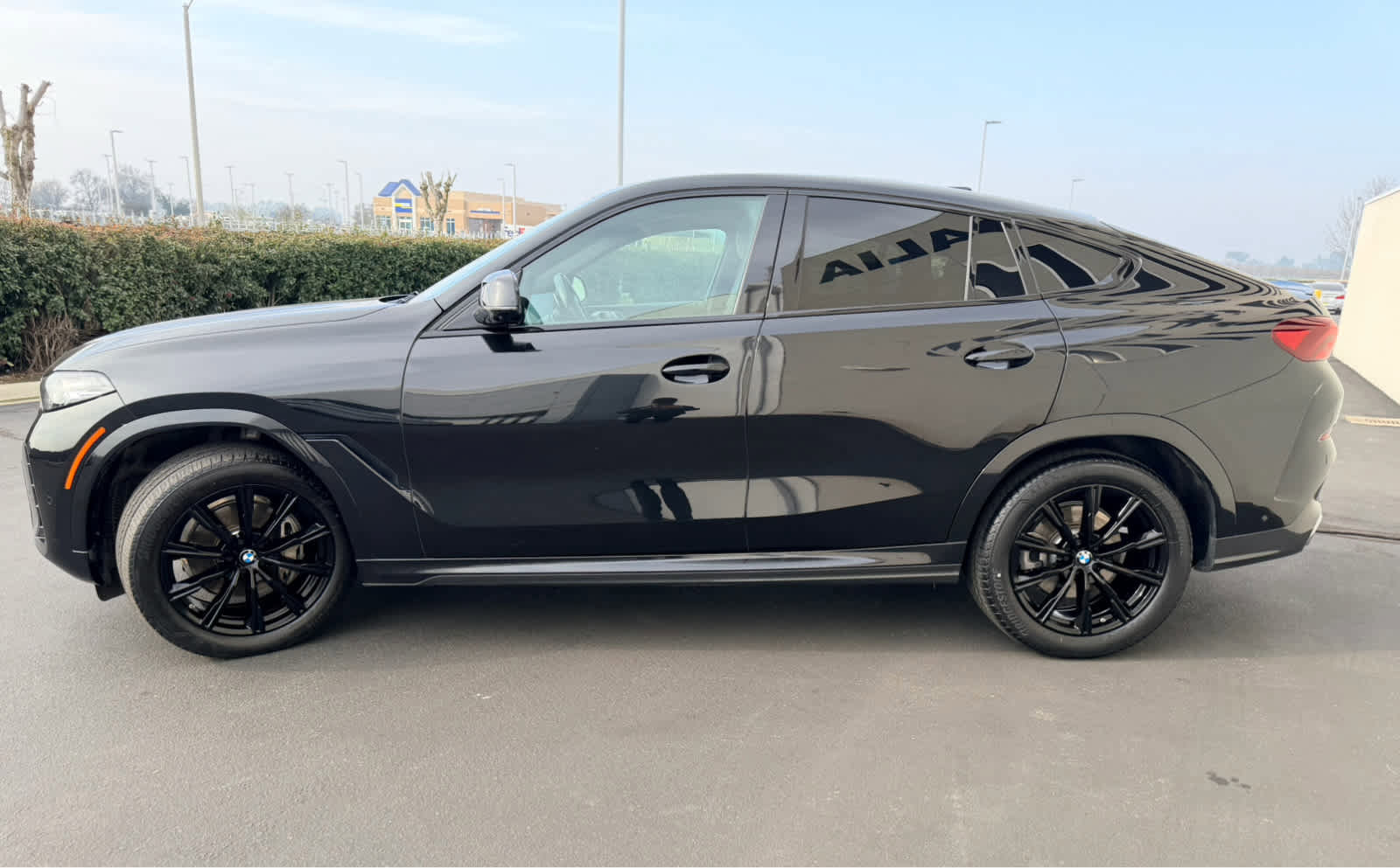 Used 2024 BMW X6 xDrive40i w/ Parking Assistance Package image 3