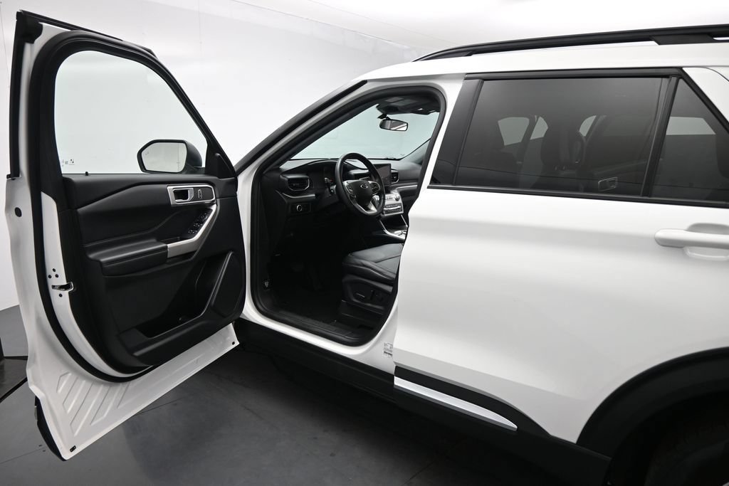 Certified 2023 Ford Explorer XLT w/ Equipment Group 202A RWD image 9