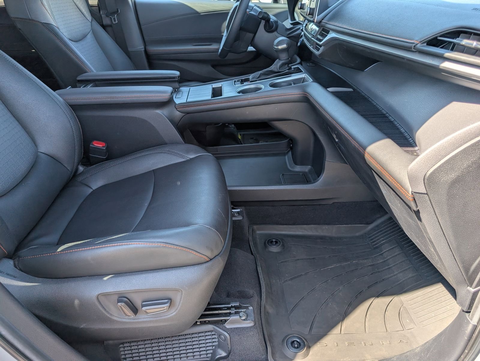Used 2024 Toyota Sienna XSE image 28