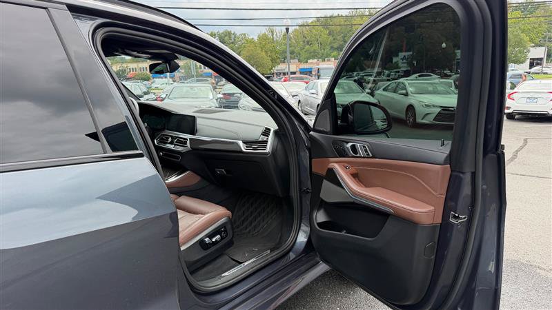 Used 2022 BMW X5 M50i AWD/4WD image 36