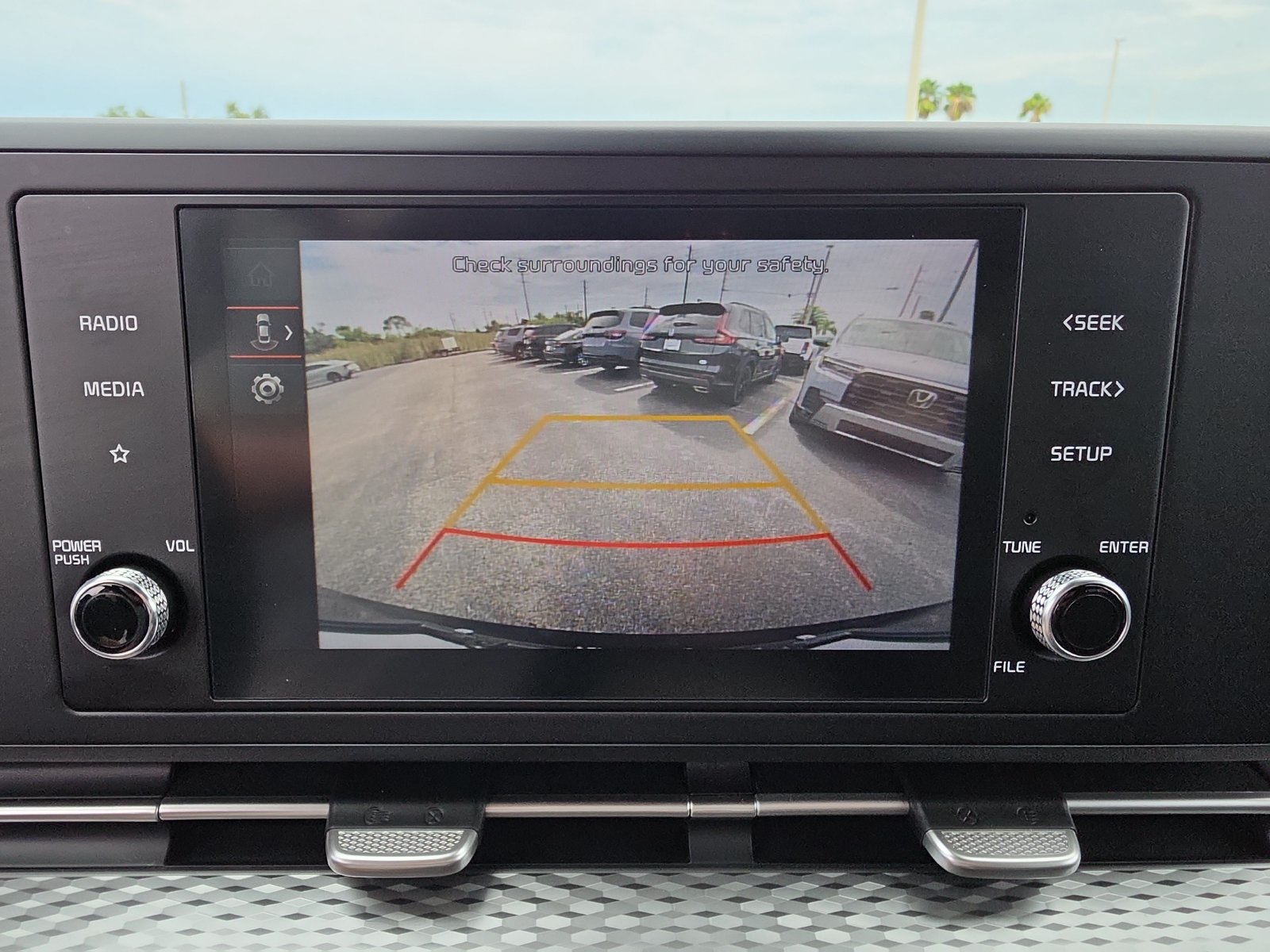 Used 2024 Kia Carnival LX FWD image 16