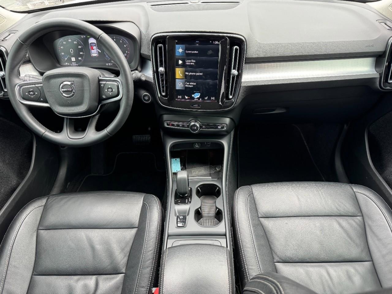 Used 2022 Volvo XC40 T4 Momentum image 12