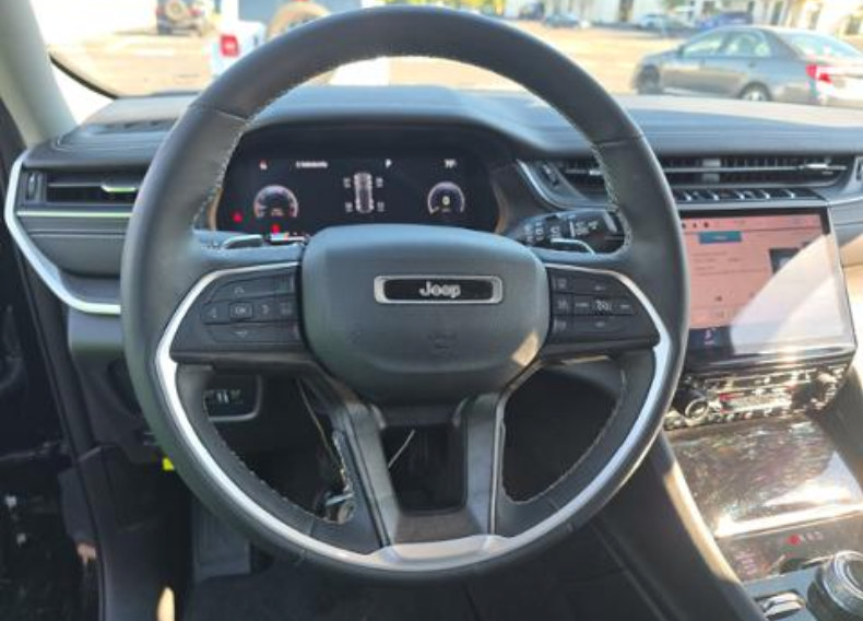 Used 2023 Jeep Grand Cherokee Limited w/ Black Appearance Package AWD/4WD image 12