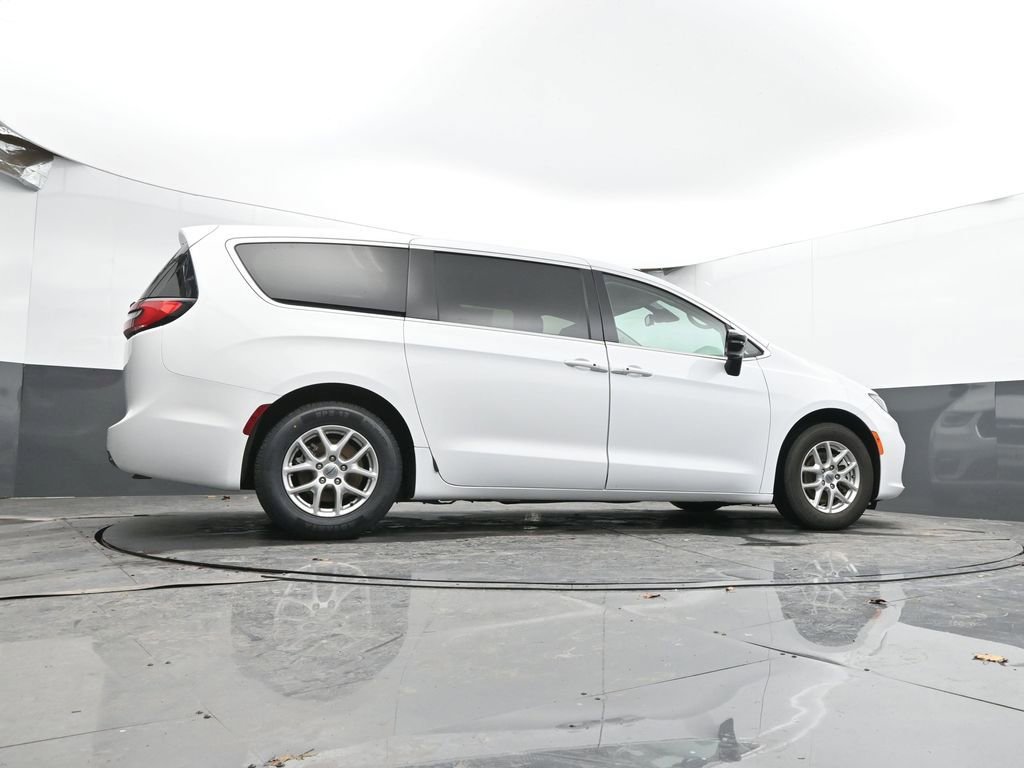 Used 2024 Chrysler Pacifica Touring-L image 60