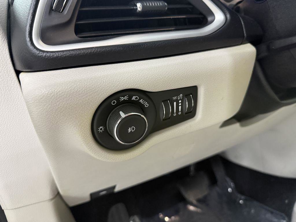 Used 2018 Chrysler Pacifica Touring Plus image 12