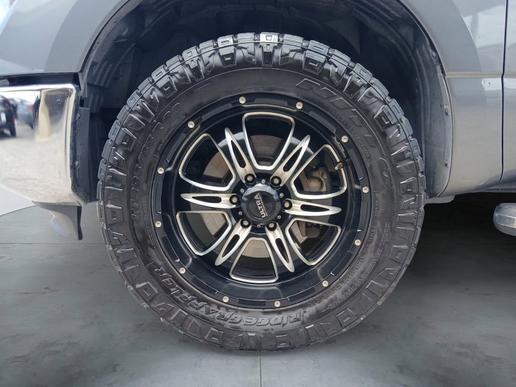 Used 2019 Nissan Titan SV w/ SV Convenience Package AWD/4WD image 14