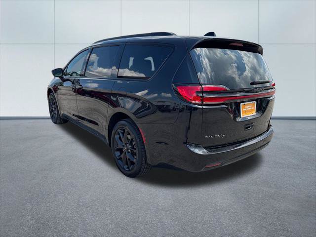 Certified 2023 Chrysler Pacifica Touring-L w/ S Appearance Package AWD/4WD image 3