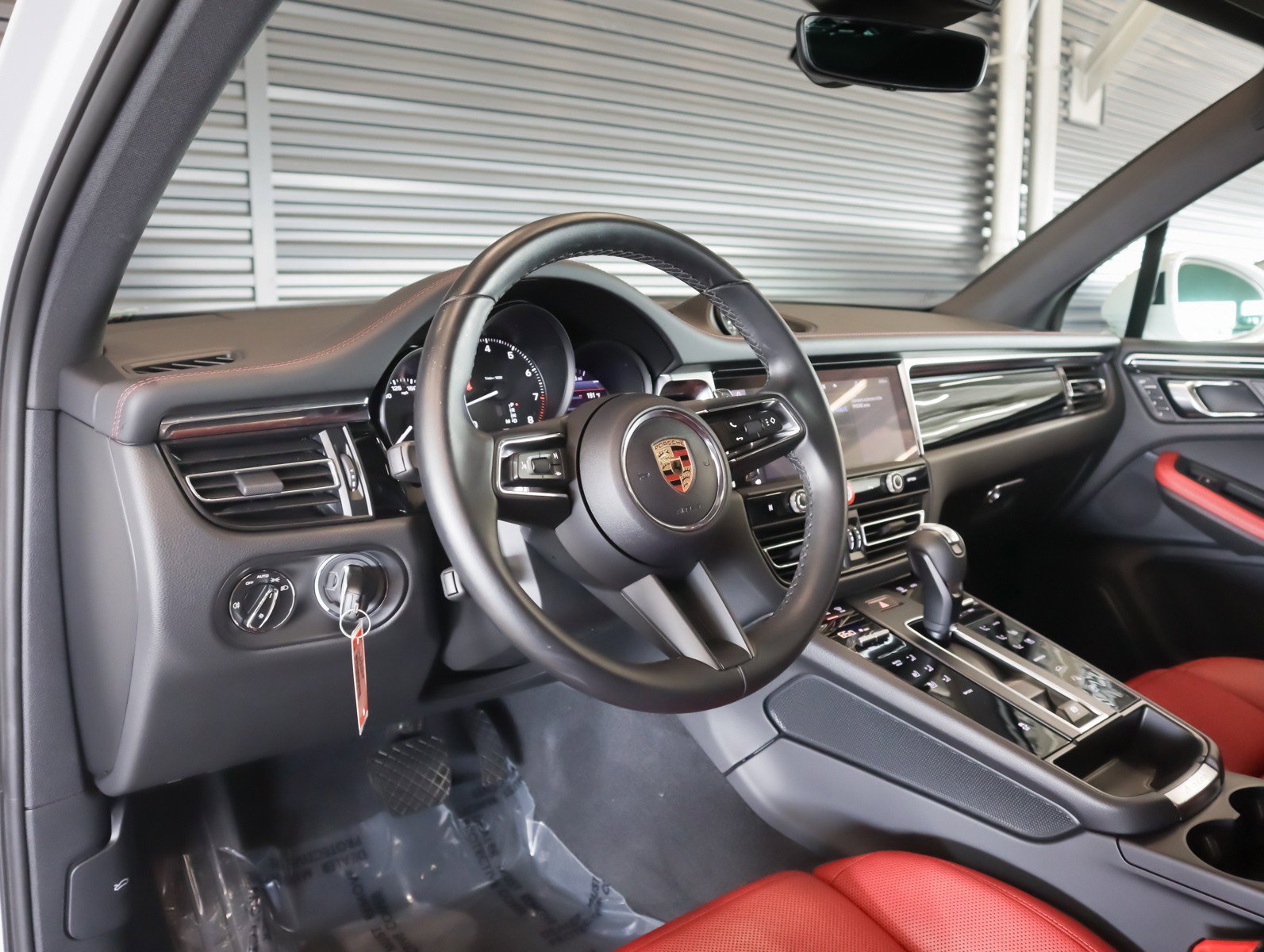Certified 2024 Porsche Macan AWD/4WD image 4